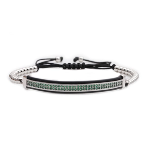 Détail du bracelet réglable en cordon noir avec zircons verts et chiffres romains