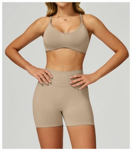 Detailansicht des nahtlosen Sport-BHs und der Shorts in sandbraunem Rippenstoff