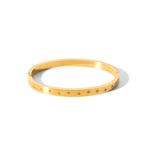 Dettaglio macro del bracciale placcato oro 18K con incisioni a stella e zirconi bianchi