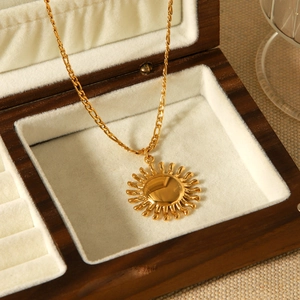 Collier avec pendentif soleil en acier inoxydable plaqué or 18 carats sur boîte à bijoux