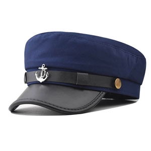 Dettaglio del berretto militare blu con stemma ancora argento e visiera in pelle