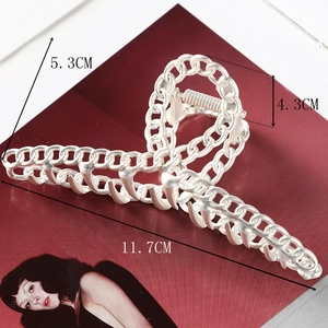 Detail view of silver chain-style metal hair claw clip with size dimensions 11.7cm length