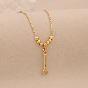 Collier chaîne à billes plaqué or 18 carats avec pendentif clé et zircons étincelants