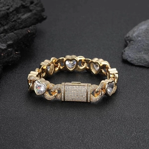 Gouden 12mm hartvormige Cuban-armband met heldere zirkoonstenen op stenen ondergrond