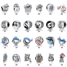 Vista de detalle de abalorios de plata S925 con diseños de corazón, oso y esmalte de color