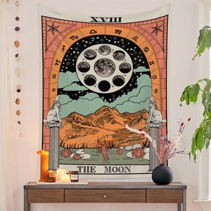 Detailansicht des Der Mond Tarot Wandteppichs mit schöner böhmischer Dekoration