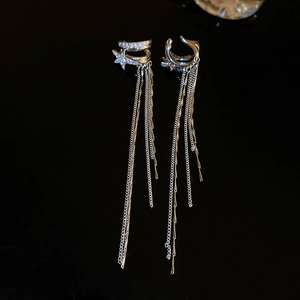 Macro di orecchino a clip a stella d'argento con nappe di zirconi su sfondo nero