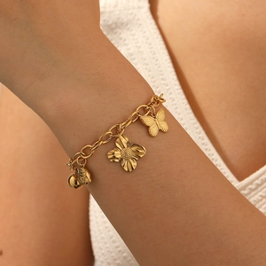 Bracelet chaîne en acier inoxydable doré avec pendentifs papillon, fleur et boule