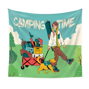 Détail d'une tapisserie de camping avec illustration de randonneur et texte 'CAMPING TIME'