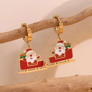 Détail des boucles d'oreilles traîneau du Père Noël plaquées or 18K sur une branche