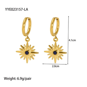 Dimensions détaillées des boucles d'oreilles soleil dorées et pierre bleue