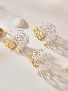 Trois ronds de serviette en forme de corail blanc et doré avec un design de branche creuse