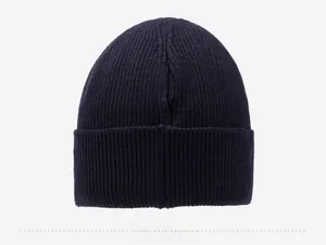 Vue arrière du bonnet d'hiver en maille côtelée bleu foncé montrant la texture et les coutures