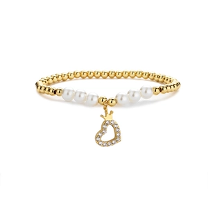 Elegante pulsera de cuentas doradas con perlas y colgante de corazón con corona