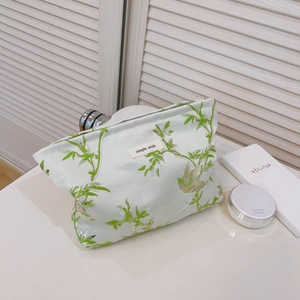 Trousse à cosmétiques en jacquard vert clair avec broderies florales élégantes