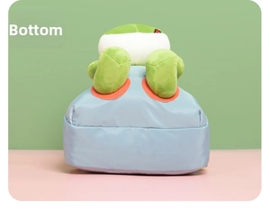 Macro-onderaanzicht van een lichtblauwe nylon rugzak met een groene pluche kikkerknuffel