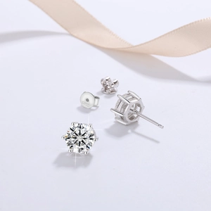 Κλασικά σκουλαρίκια moissanite έξι δοντιών από ασήμι S925 σε λευκή μεταξωτή κορδέλα