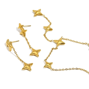 Détail de boucles d'oreilles et collier étoile en acier inoxydable plaqué or 18 carats