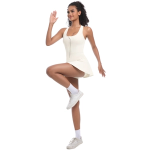 Détail d'une robe de tennis blanc crème avec col zippé et short intérieur intégré