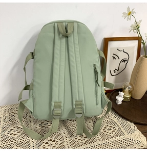 Dettaglio dello schienale dello zaino verde menta con spallacci imbottiti e tasca antifurto