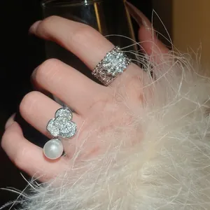 Bague ouverte fleur argentée avec pétales en zircon et perle blanche ronde pendante