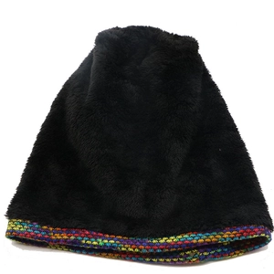 Détail du bonnet noir avec doublure épaisse en polaire et bordure ethnique colorée