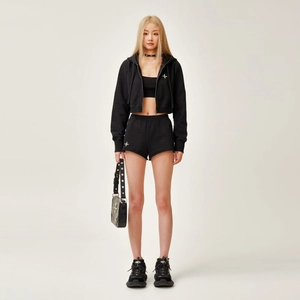 Ensemble de sport noir en maille pour femme avec veste courte à capuche et short à cordon