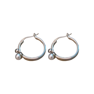 Boucles d'oreilles créoles géométriques plaquées or 14K avec perles blanches style français