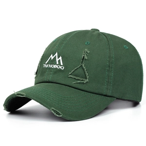 Détails de la casquette verte avec broderie de colline et déchirures de style vintage usé