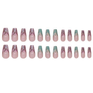 Faux ongles amande courts avec motifs géométriques multicolores et lignes dorées