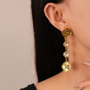 Boucles d'oreilles lion vintage dorées avec glands géométriques et cristaux clairs