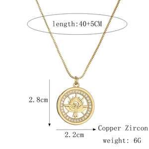 Dettaglio della collana con ciondolo a colomba dorata con dimensioni e lunghezza di 45cm
