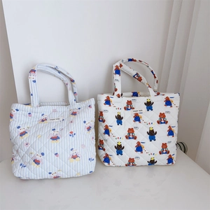 Detailansicht gesteppter Baumwoll-Tote-Bags mit blauen Hasen- und Teddybär-Tiermotiven