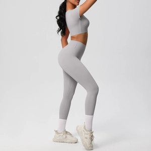 Détail du legging de fitness taille haute gris clair et haut de yoga court moulant