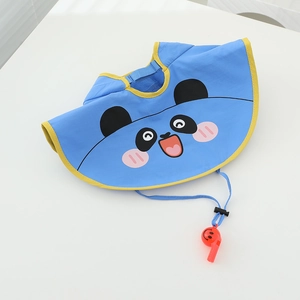 Dettaglio cappello sole per bambini con stampa panda, laccetto e fischietto rosso