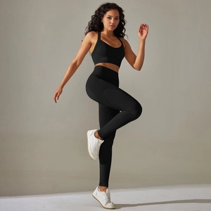 Details des schwarzen nahtlosen Yoga-Sets mit hoher Taille und Push-Up Effekt am Gesäß