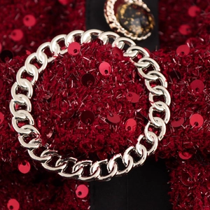 Giacca da donna in tweed rosso scuro con paillettes e fibbie a catena in metallo argento