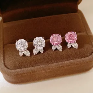 Orecchini a perno a forma di rosa in argento con petali di zircone rosa e trasparente