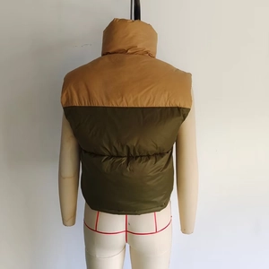 Détail du dos d'un gilet matelassé à col montant avec design bicolore jaune et vert olive