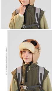 Detailansicht der Kinder-Fliegermütze mit khakifarbenem Leder und weichem Fleece-Futter