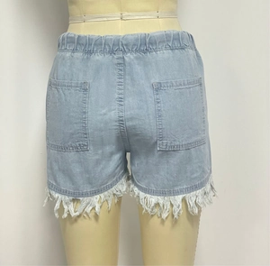 Détails du short en jean bleu clair à taille haute avec ourlet à franges et poches