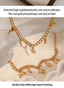 Gros plan du collier océan doré avec pendentifs hippocampe et étoile de mer sur coquille