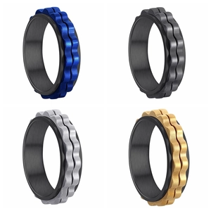 Detailansicht von vier 6mm Spinner-Ringen in Blau, Mattschwarz, Silber und Goldoptik