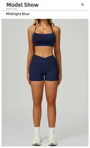 Vue de face d'un ensemble de yoga bleu minuit avec brassière sport et short taille haute