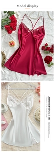 Détails de la nuisette en satin pour femme avec dentelle fine et fines bretelles croisées