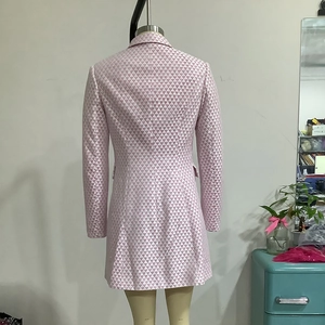 Vue arrière d'un blazer cintré rose orné de motifs géométriques en paillettes dorées