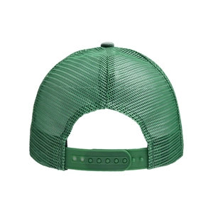Detalle de la gorra trucker verde con malla transpirable y cierre snapback ajustable
