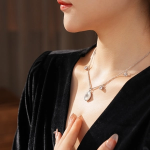 Dettaglio della collana ovale in madreperla placcata oro 18 carats con stella e zirconi