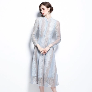 Elegante abito midi in pizzo celeste e beige con ricami floreali e collo alla coreana