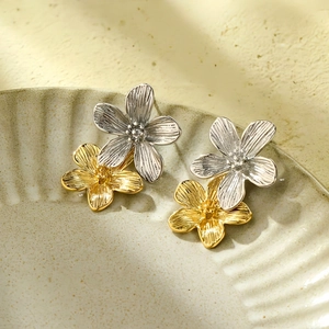 Detailed view of bicolor flower earrings with brushed texture and dimensions